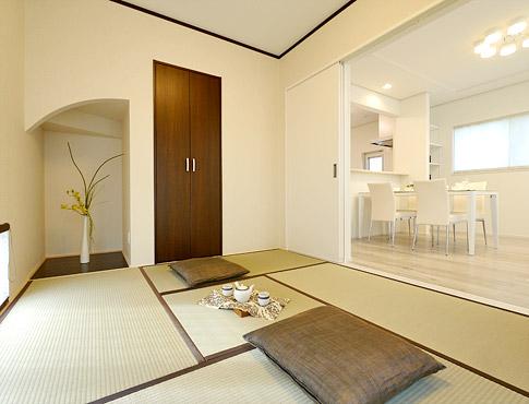 Non-living room. Japanese-style space of calm in the alcove with the fashionable. It is connected with terrace, Is a convenient Room can also be used as a guest room. (No. 4 locations)
