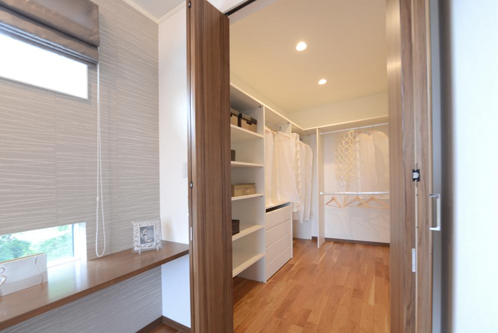 Model house photo.  [Neighborhood model house] High storage capacity spacious walk-in closet