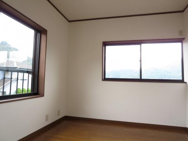 Non-living room. 2nd floor 4.5 Pledge Western-style Per yang there is a window in two directions good