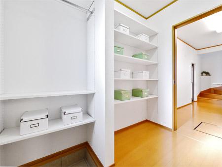 Wash basin, toilet. Happy walk-through pantry to the mom of shopping the way home. As it is to the kitchen When you came back from shopping! Heavy luggage also effortlessly with Shimae immediately (T-34 No. land)