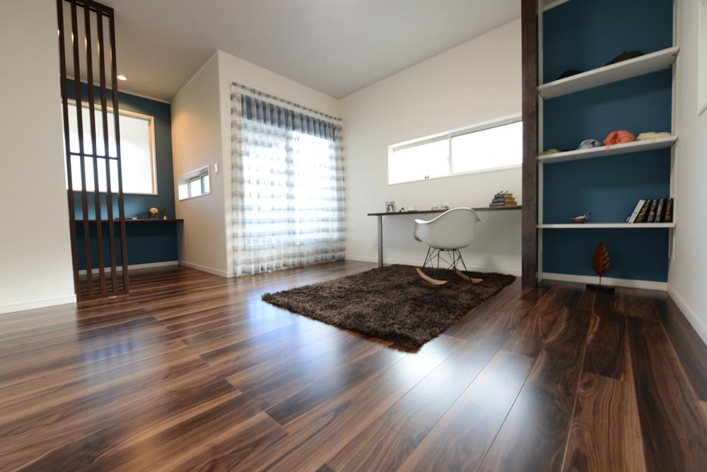 Model house photo.  [Neighborhood model house] The main bedroom, which features a study corner