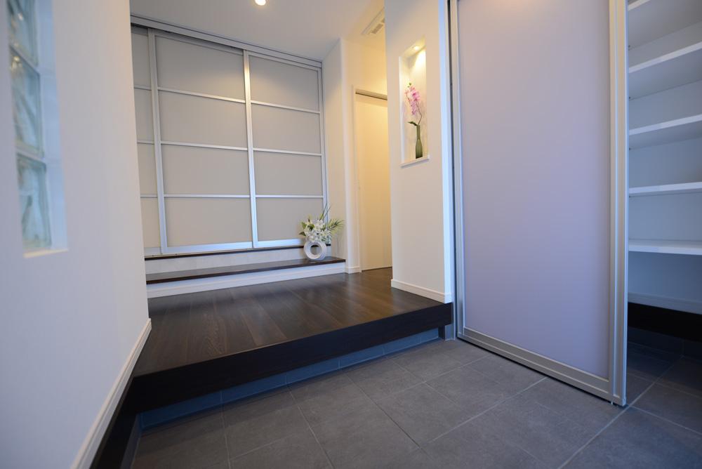 Model house photo.  [Neighborhood model house] Entrance with plenty of storage. Welcome 2way Japanese-style customers with a step