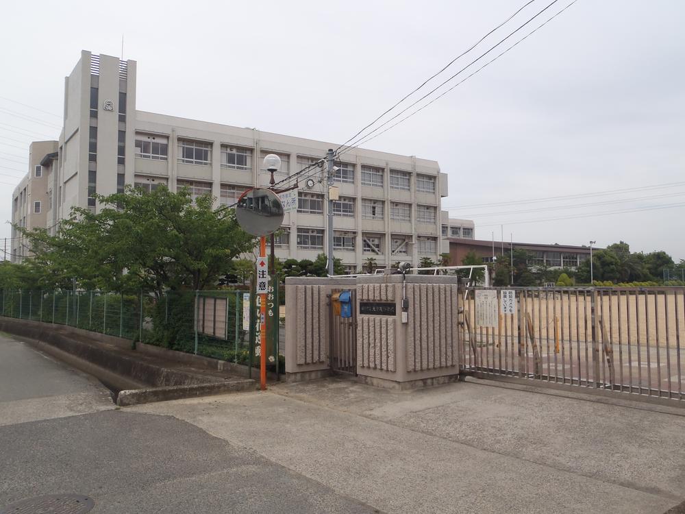 Primary school. 605m to Himeji City Shigeru Otsu Elementary School