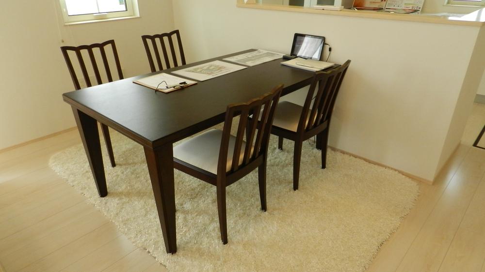 Other local. Dining furniture has also placed. In particular, the design of the chair is Good. (East Street District 9-67 No. land)