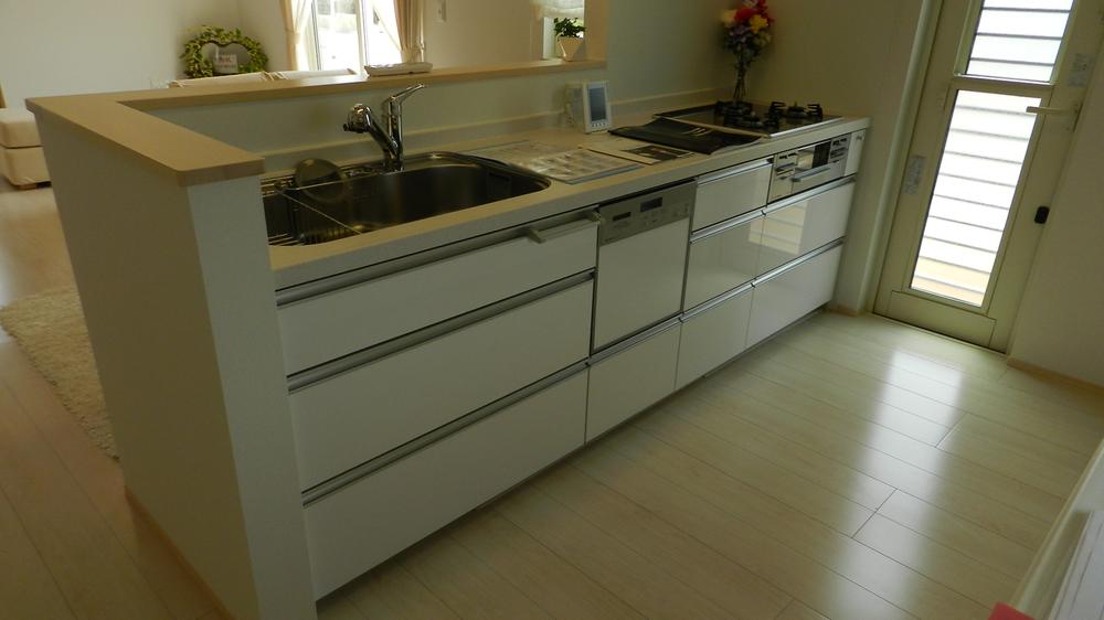 Other Equipment. Very beautiful kitchen that has been unified with white. Dishwasher internal organs ・ Water purifier integrated faucet ・ Also cooking possible !! authentic Chinese in the glass top gas stove