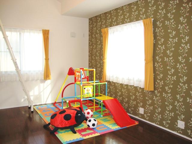 Model house photo. Children's room is a variety of use with a loft. 