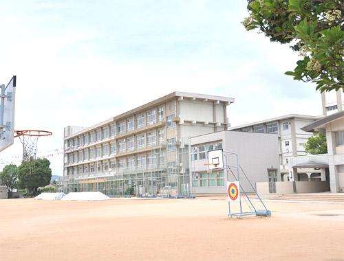 Primary school. Municipal Agaho until elementary school 960m