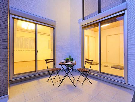 Balcony.  [No. 3 place ・ Model house]  Large living terrace that can enter and exit from the living room and a Japanese-style room. You enjoy a bit of outdoor life such as barbecues and children's play area in your home