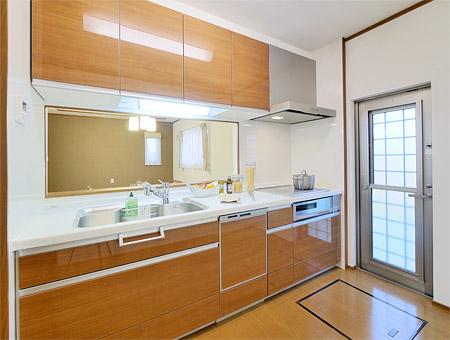 Kitchen.  [No. 3 place ・ Model house]  Kitchen considering the housework flow line to go directly to wash room. Also enhance family communication because it is also cuisine while enjoying the conversation face-to-face. 