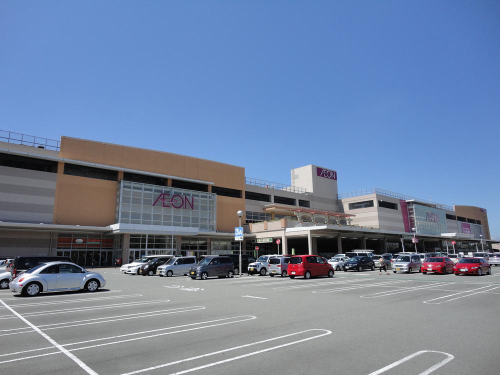 Shopping centre. Aeon Mall Himeji Otsu store (about 750m)