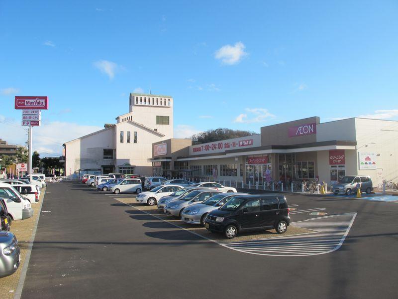 Supermarket. Maxvalu 421m to the west store Castle