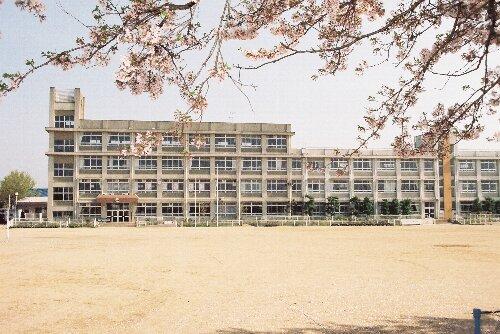 Primary school. 100m to Himeji City Amuro Elementary School