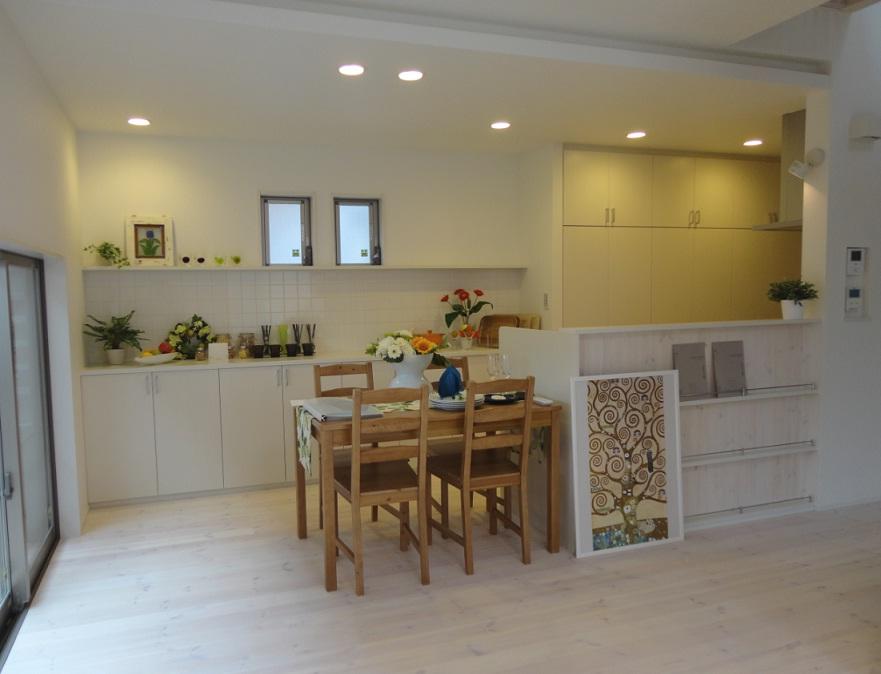 Model house photo. ● at the center of the kitchen ● 1 Kaidosen, To ensure a multi-purpose space of large capacity is a functional space. 