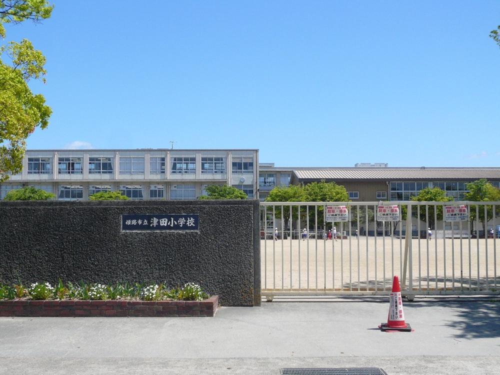 Primary school. 600m to Himeji City Tsuda Elementary School