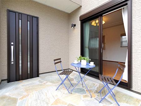 Entrance.  [No. 8 locations ・ Model house]  Wide porch terrace and white flowering trees of symbol tree lovely you out to become a playground