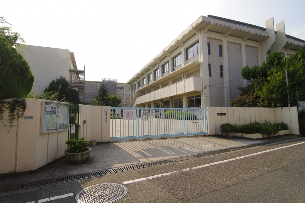 Primary school. 613m to Itami Suzuhara elementary school (elementary school)