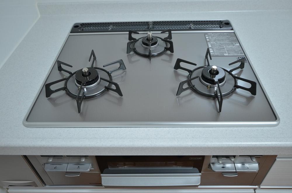 Kitchen. Three-necked gas stove