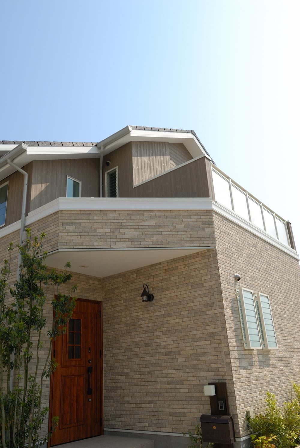 Other. Has adopted the outer wall material to be self-cleaning because there is beautiful appearance will keep a long time in the rain.