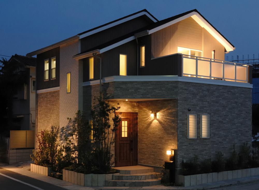 Model house photo. Night of No. 34 land model house (appearance). It is written up in a stylish feel.