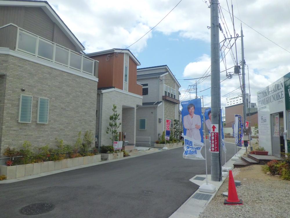 Local photos, including front road. The space road width is 6m, so very spacious and have been made.