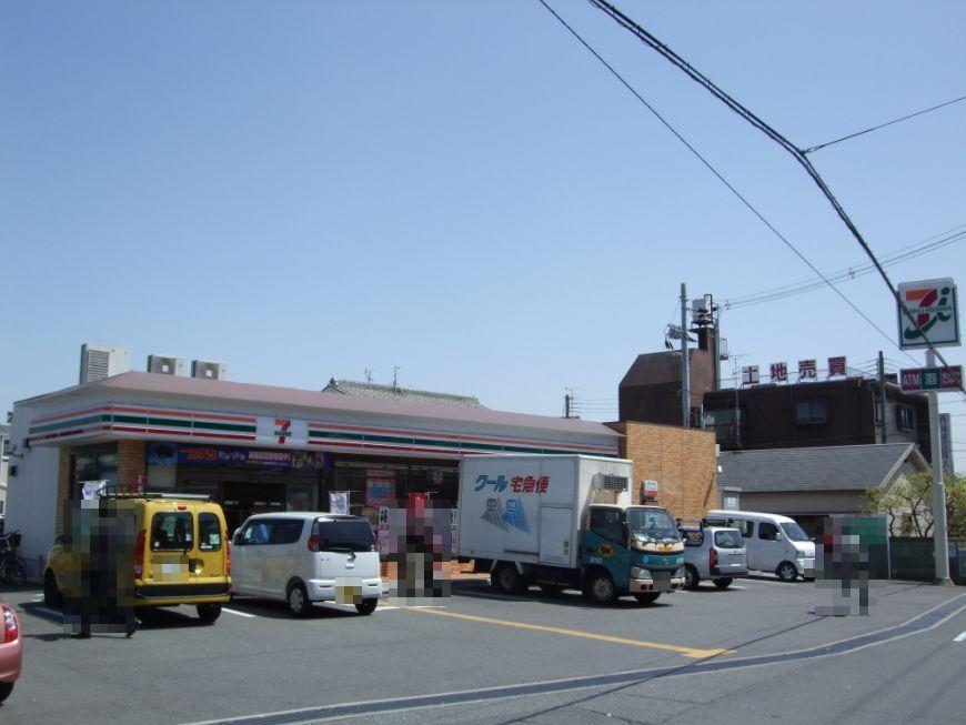 Convenience store. 485m to Seven-Eleven