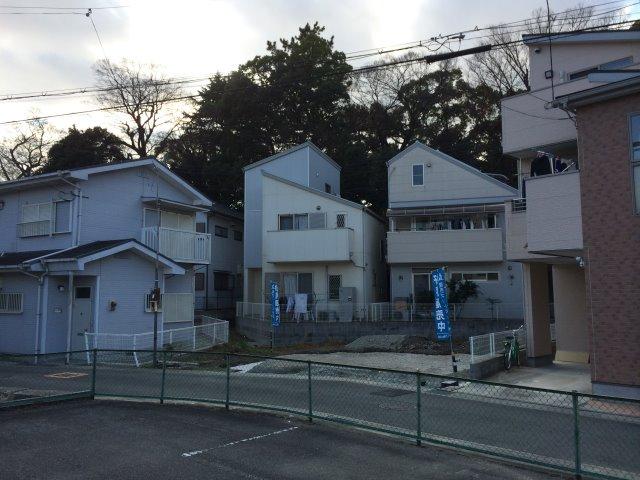Other. Lined still new housing, It is a quiet residential area. The neighborhood has the precincts of rice name field shrine.