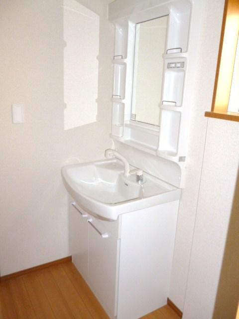 Wash basin, toilet. Same specifications Photos