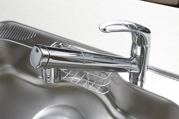 Kitchen.  [Water purifier built-in single lever ・ Hand Shower Faucets] Water purification at the touch of a button ・ Raw water ・ Faucet that can be switched in the shower has been adopted. Since pulled out of the head, Wash every corner of the sink (same specifications)
