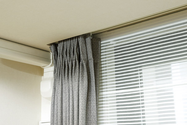 Living.  [Curtain box] living ・ The dining, Hidden casually curtain rail, Curtain box to produce beautifully the windowsill you provided (same specifications)