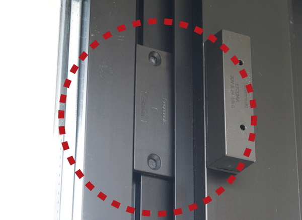 Security.  [Crime prevention (magnet) sensor] The opening and the entrance of all dwelling units established a crime prevention (magnet) sensor in conjunction with Osaka Gas Security Service. It corresponds to trespassing, such as the time of absence (same specifications ※ Except for the FIX window)