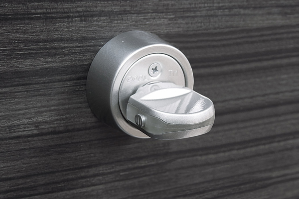 Security.  [Resistance thumb turn turning performance] To the modus operandi to be illegally rotating the knob of the door inside (thumb), Supported by type to be used in-to-action that turn by pressing the button (same specifications)