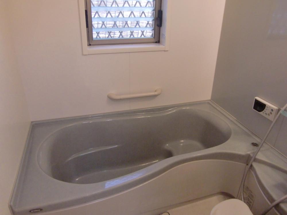 Same specifications photo (bathroom). Bathtub