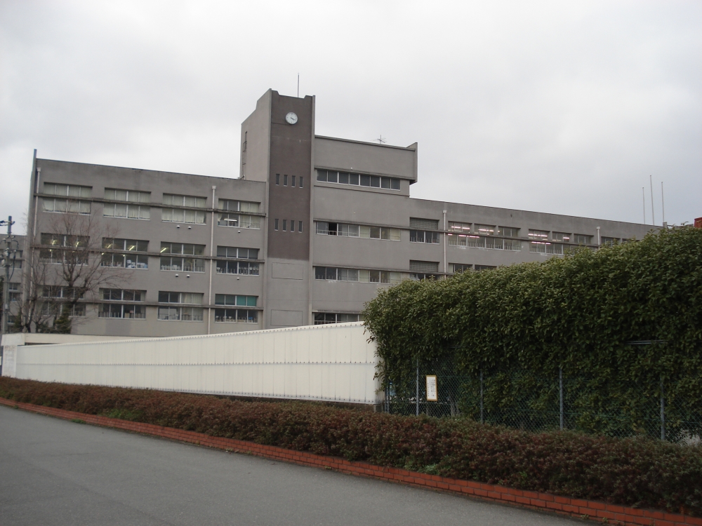 Junior high school. 558m to Itami Municipal Tennoji River junior high school (junior high school)