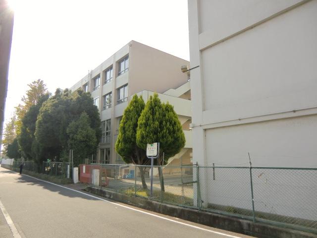 Junior high school. 715m to Itami Tatsunishi junior high school
