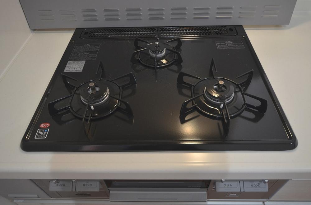 Kitchen. Three-necked gas stove