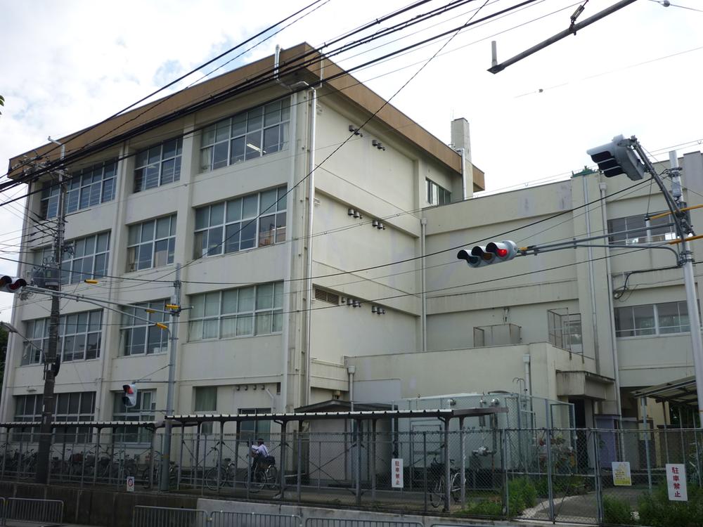 Junior high school. 983m to Itami Tatsukita junior high school