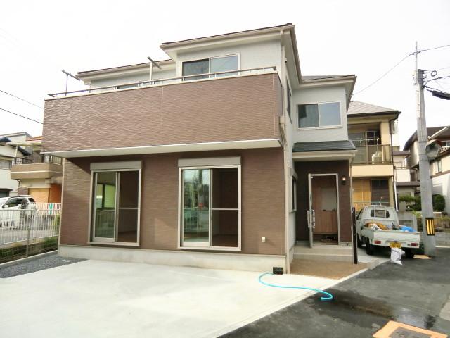 Local appearance photo. Local photos (appearance) south-facing in three directions land! Parking 2 cars! Zenshitsuminami direction! South-facing wide balcony!