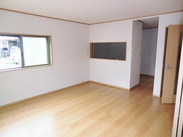 Living. Local photos (living) Bright living room there is a window on the south side.