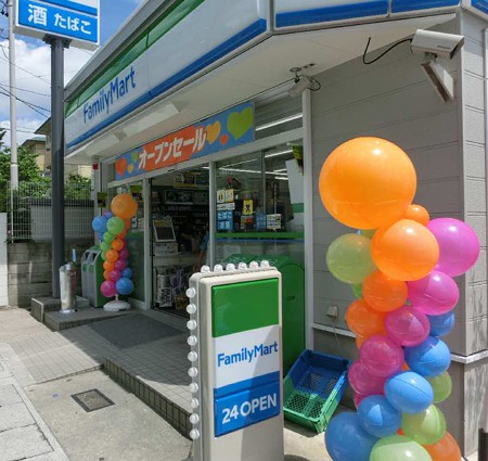 Convenience store. 595m to FamilyMart Itami forest head office (convenience store)