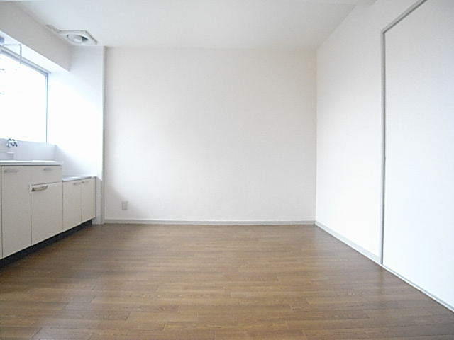 Living and room. 12 Pledge of LDK are spacious ~