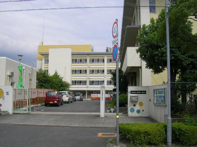 Primary school. 758m to Itami City Tohi elementary school (elementary school)