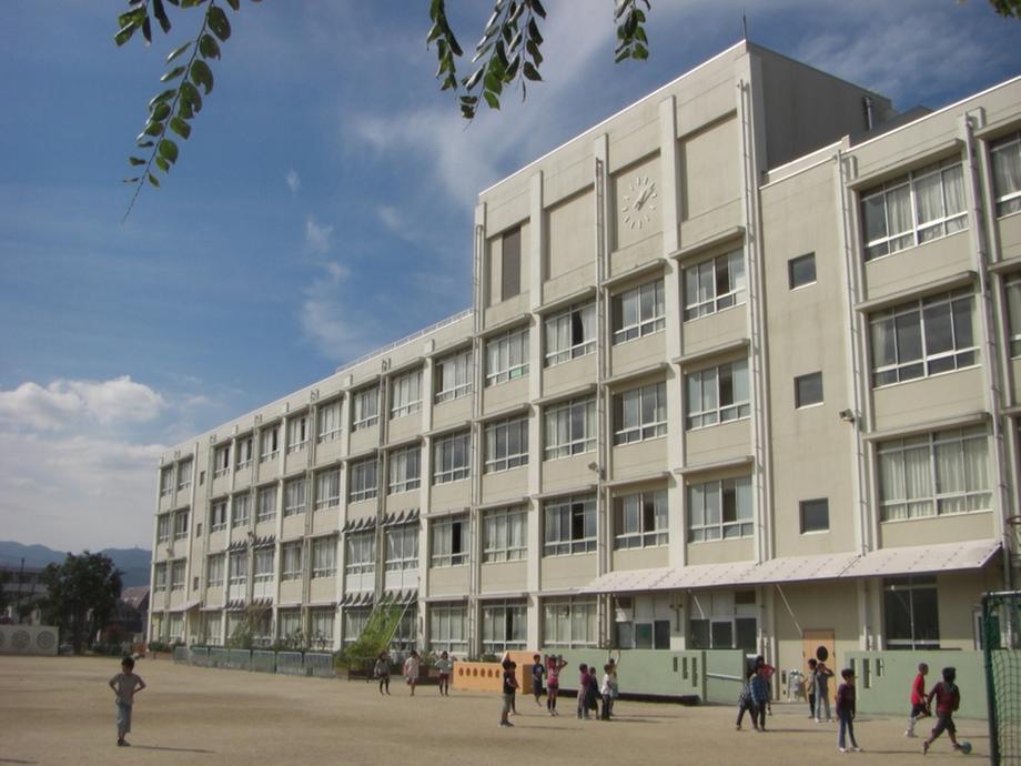 Primary school. 944m to Itami City Ogino Elementary School