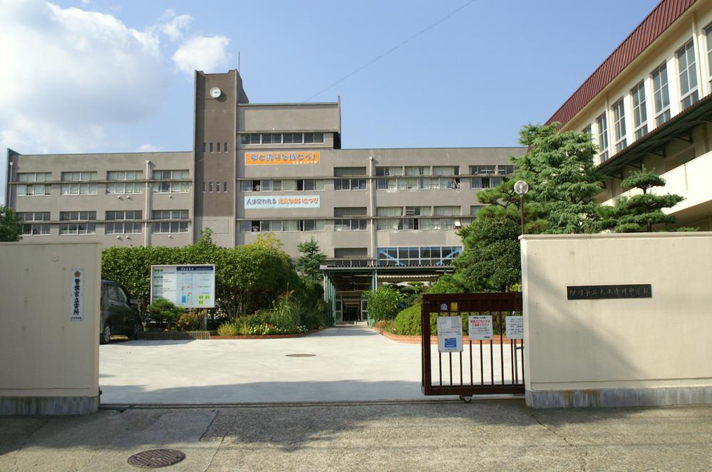 Junior high school. 639m to Itami Municipal Tennoji River Junior High School
