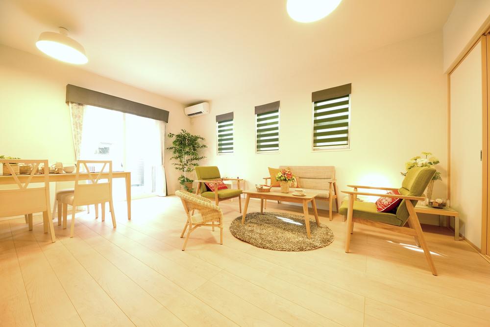 Living. Living room ceiling height 2.65m ・ And more spacious and produce a dining. , Please feel the spread sitting on a sofa in the model house. 