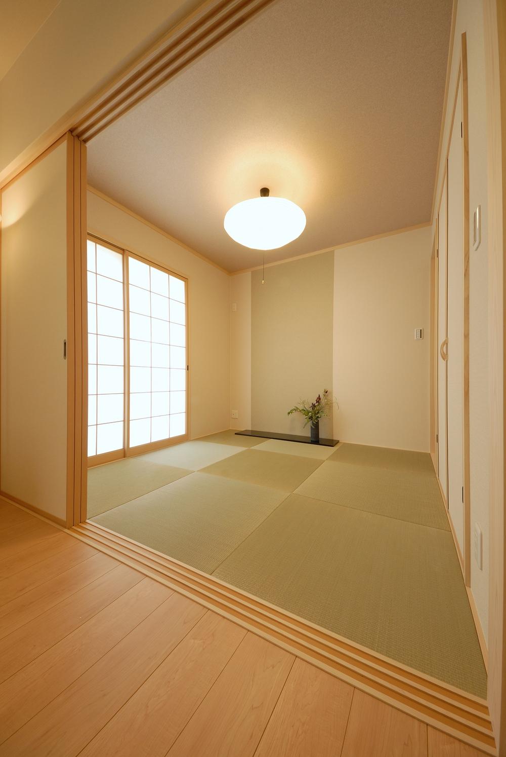 Model house photo. Adopt a Japanese paper tatami The Japanese. Is a strong material also faded difficult dirt. 