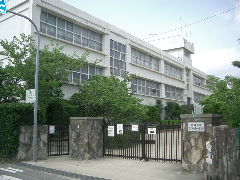 Primary school. 362m to Itami god river elementary school (elementary school)