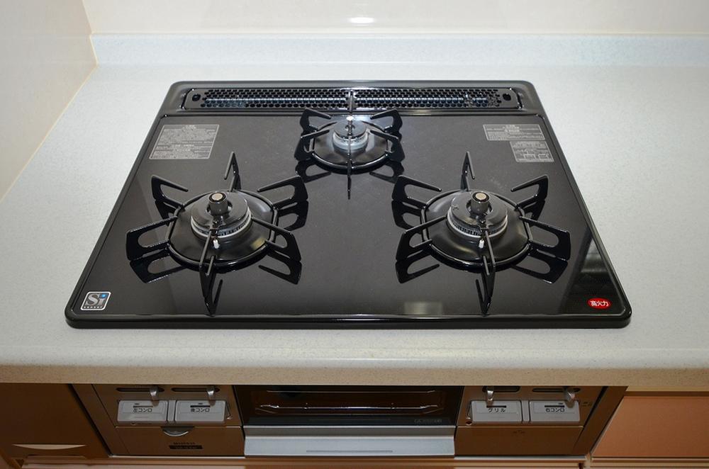 Kitchen. Three-necked gas stove