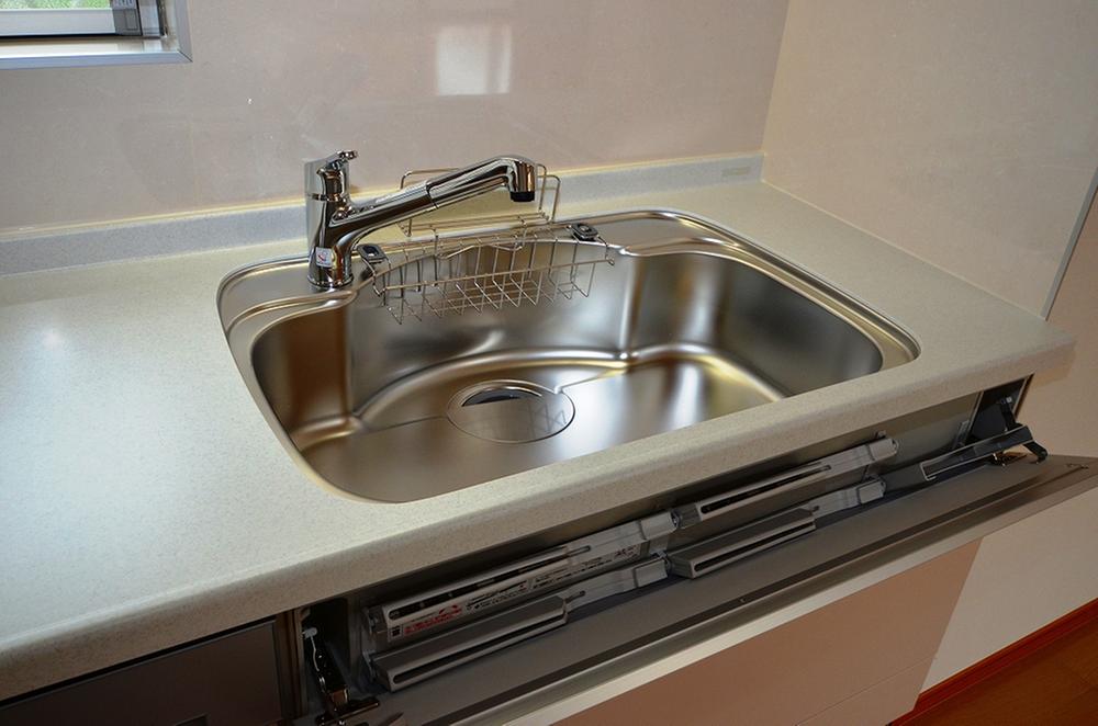 Kitchen. Also spacious sink