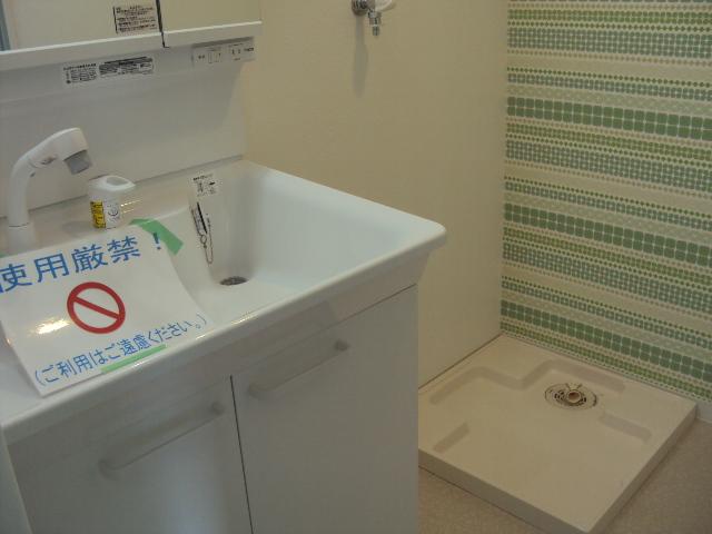 Wash basin, toilet.  ■ Wash basin, easy-to-use height ■