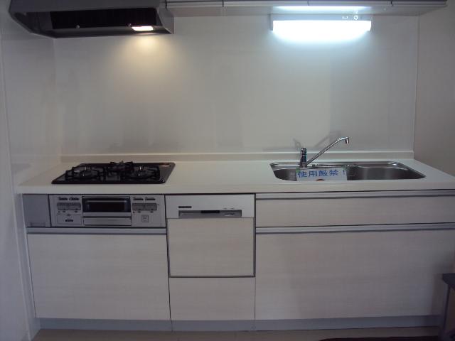 Kitchen.  ■ Nice color of the system kitchen ■